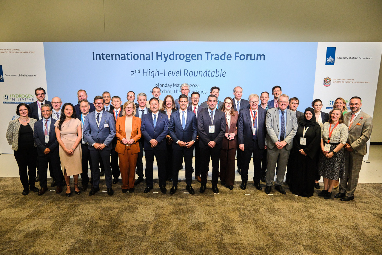 Dutch Minister Jitten hosts 2nd roundtable of International H2 Trade Forum