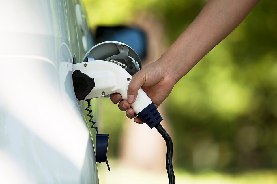 delhi-govt-cesl-inks-mou-for-installing-ev-charging-and-battery