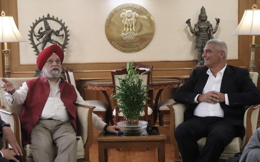 Phinergy's Chairman Aviv Tzidon met with the Honorable Indian Minister of Oil and Gas, Mr. Hardeep Singh Puri in India.