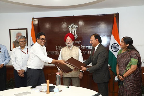 Senior officials at ONGC and Greenko signed MoU to produce green hydrogen in New Delhi.
