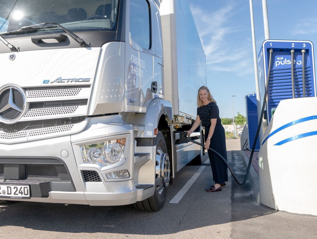 bp commissions its first 300 kW ultra-fast charging station for e-trucks in Germany