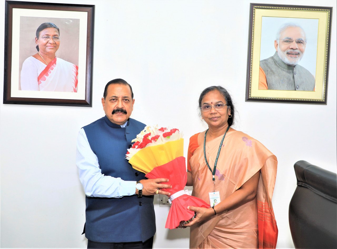 Dr. Jitendra Singh, the Union Minister of State (Independent Charge) Science & Technology; Minister of State (Independent Charge) Earth Sciences and MoS, Department of Atomic Energy, Department of Space and Vice President, CSIR with new Director General of CSIR, Dr. Kalaiselvi.