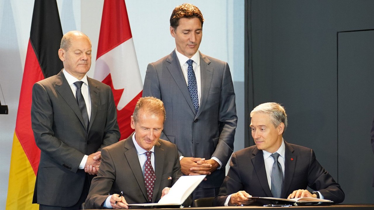 Volkswagen Group CEO, Herbert Diess and Canada's Minister of Innovation, Science, and Industry, François-Philippe Champagne signing MoU in the presence of German Chancellor, Olaf Scholz and Canadian Prime Minister, Justin Trudeau.