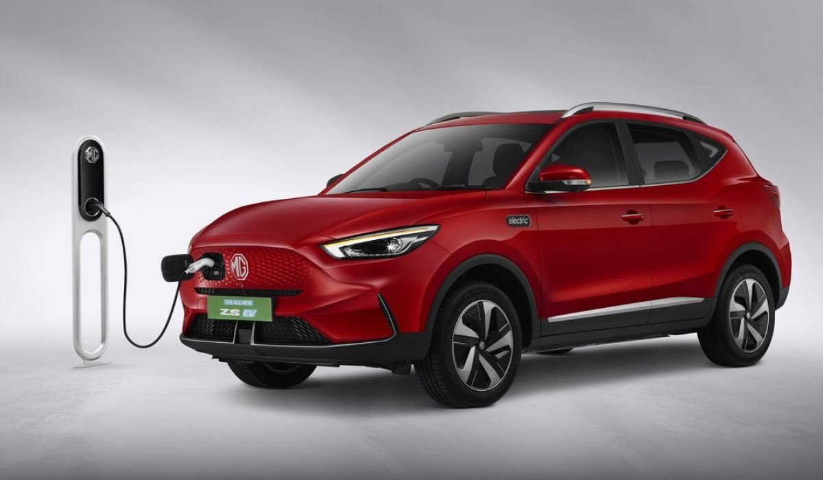 MG team reveals new HS C-Segment SUV. Check it out!