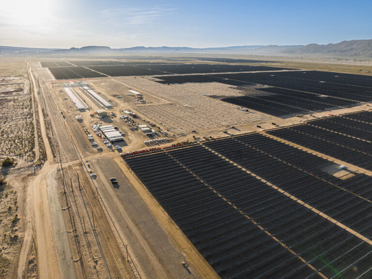 Clearway Energy closes $700 mn in construction finance for solar + storage projects in California